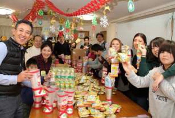子どもたちへ贈るクリスマス ギフトの 詰め合わせ作業風景