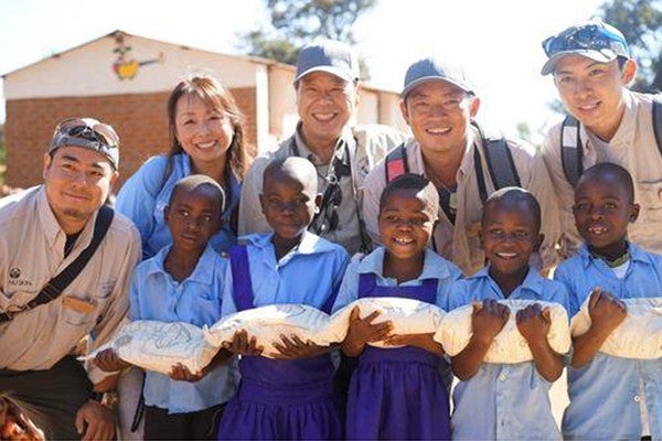 ビタミールを受け取り笑顔の子どもたち