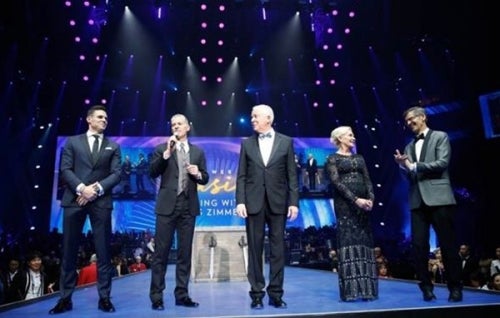 ニュースキンエンタープライズのファウンダーと、 スピーチをする  最高経営責任者のリッチ N. ウッド、 社長のライアン ナピアスキー