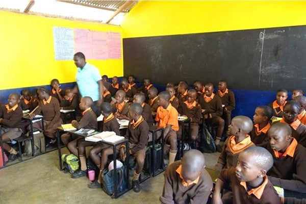 授業を受ける子どもたち