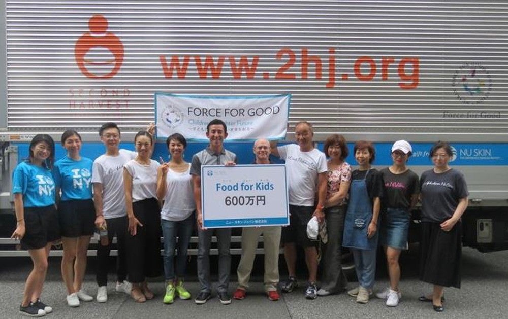 ひとり親世帯へ送る食品の箱詰め作業の様子