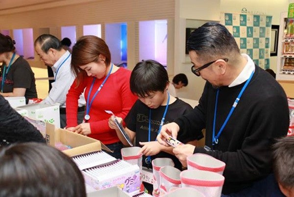 クリスマス ギフトの詰め合わせ作業風景