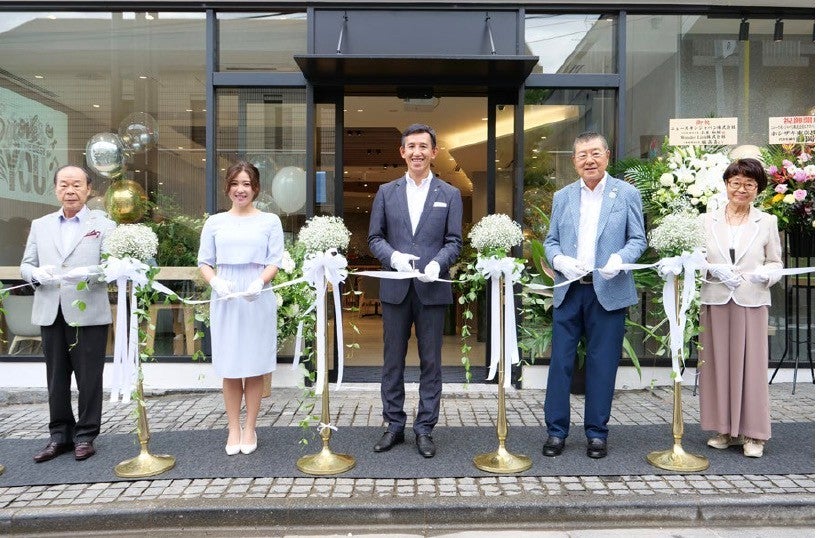 小林社長と会員代表によるテープカット