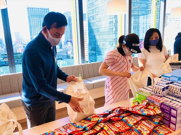 永井選手（写真中央）もボランティアに参加